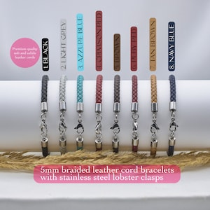 Peut inclure: Huit bracelets en cordon de cuir tressé avec fermoirs à homard en acier inoxydable. Les bracelets sont dans les couleurs suivantes : noir, gris clair, bleu azur, rouge cramoisi, marron, rouge rubis, marron beige et bleu marine.