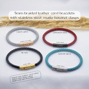 Peut inclure: Quatre bracelets en cuir tressé de 5 mm avec fermoirs à baïonnette mats en acier inoxydable. Les couleurs incluent le gris clair, le rouge cramoisi, le noir et le bleu azur. Chaque bracelet a une couleur de fermoir mat différente.