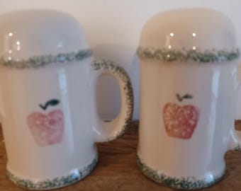 Juego de salero y pimentero de cerámica estilo granja vintage. Diseño de manzana.