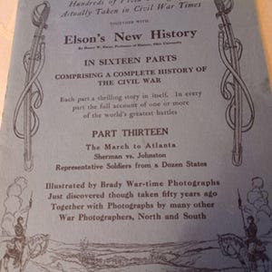 Könnte beinhalten: Ein hellblaues historisches Heft mit dem Titel The Civil War Through the Camera, Part Thirteen, das Illustrationen von Schwertern und Soldaten zu Pferd zeigt. Der Text beschreibt den Marsch auf Atlanta, Sherman gegen Johnston und Kriegsfotos.