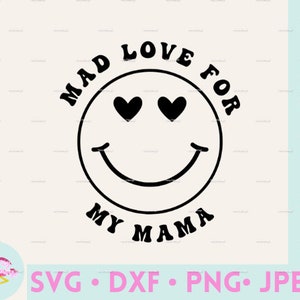 Peut inclure: Conception graphique en noir et blanc avec un visage souriant aux yeux en forme de cœur. Le texte autour du visage souriant dit "Mad Love For My Mama".