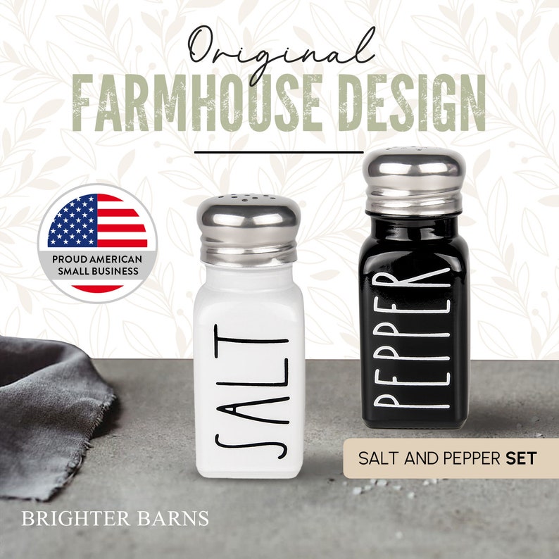 Puede incluir: Juego de salero y pimentero con cuerpos de cer&aacute;mica blanca y negra y tapas plateadas. Los shakers tienen las palabras "SALT" y "PEPPER" impresas en negro. El juego est&aacute; etiquetado como "SALT AND PEPPER SET".
