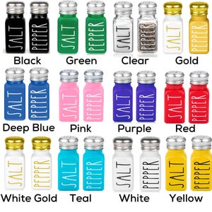 Puede incluir: Conjunto de 10 saleros y pimenteros en varios colores, incluyendo negro, verde, transparente, dorado, azul oscuro, rosa, morado, rojo, dorado blanco, turquesa, blanco y amarillo. Cada salero y pimentero tiene las palabras "sal" y "pimienta" impresas.