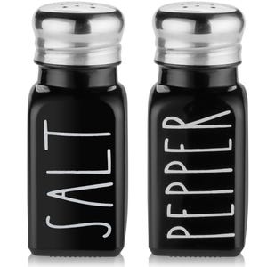 Puede incluir: Salero y pimentero de vidrio negro con tapas plateadas. Los shakers tienen letras blancas que dicen "SALT" y "PEPPER".