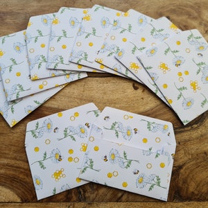 Pack of 10 Mini Bee and Daisy Envelopes and Flat note cards, Handmade.