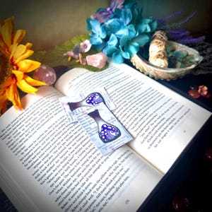 Zakładka magnetyczna Violet Mushroom Apothecary, zabawna ilustracja grzybów Elixir, dwustronna, inspirująca, prezent dla czytelników zakładka