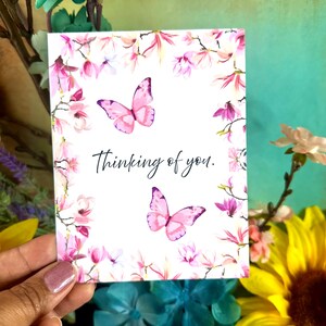 Fleurs roses et papillons | Je pense à vous Carte de voeux vierge avec enveloppe | Carte de condoléances ou de sympathie pour la famille et les amis