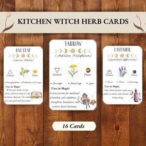Puede incluir: Un juego de 16 cartas de hierbas de bruja de cocina con ilustraciones de hoja de laurel, milenrama y lavanda. Cada carta incluye el nombre de la hierba, un dibujo e información sobre sus usos mágicos. Las cartas se muestran sobre una superficie de madera.