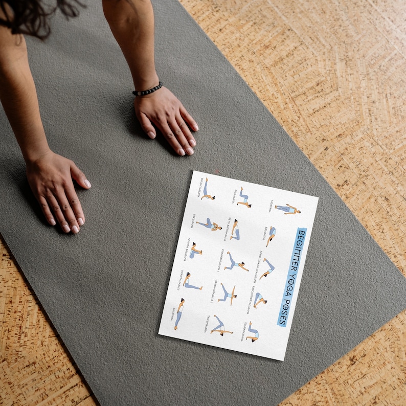 Puede incluir: Una hoja de papel blanca con el texto "Beginner Yoga Poses" impreso en azul. La hoja muestra ilustraciones de 18 poses de yoga diferentes.