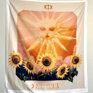 El Sol (XIX) — Tapiz surrealista de Tarot con girasoles