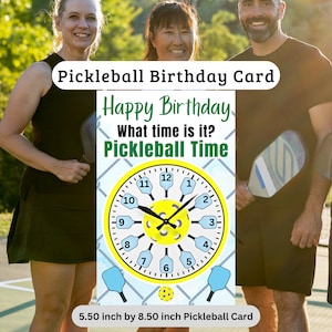 Peut inclure: Une carte d'anniversaire de pickleball avec un cadran d'horloge jaune avec des raquettes de pickleball pour les aiguilles. Le cadran de l'horloge indique "Quelle heure est-il ? L'heure du pickleball". La carte mesure 5,50 pouces par 8,50 pouces.