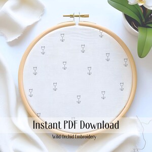 Puede incluir: Un aro de bordado blanco con un diseño simple de tulipán negro. El texto "Descarga instantánea de PDF" y "Wild Orchid Embroidery" está impreso debajo del aro.