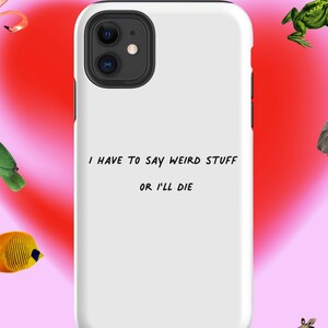 Può includere: Custodia per telefono bianca con bordo nero e obiettivo della fotocamera. La custodia ha il testo "I have to say weird stuff or I'll die" stampato su di essa.