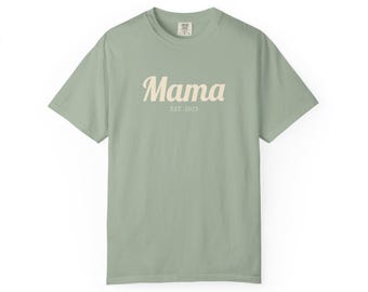 Mama EST. T-shirt 2025 | Mom-scriptontwerp, salie kledingstukgeverfd