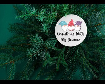 Weihnachten mit meinen Gnomies Keramikverzierung - Festliche Feiertagsbaumdekoration, Weihnachtsgeschenk, Weihnachtsgeschenk, Gnomliebhaberandenken,