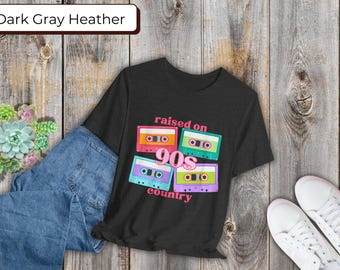 Aufgewachsen auf 90er Jahre T-Shirt | Bella Canvas 3001 | Retro Country Music T-Shirt für Frauen | Nostalgisches Geschenk für Sie