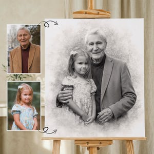 Puede incluir: Retrato a lápiz en blanco y negro de un abuelo y su nieta. El retrato se muestra en un caballete de madera. Dos fotos más pequeñas de los sujetos están en las esquinas superior izquierda e inferior izquierda. El abuelo abraza a la niña.