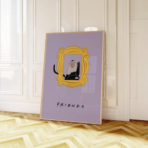 Może przedstawiać: Fioletowy plakat z żółtą ramą przedstawiający animowanego małpę. Rama jest w stylu ikonicznego logo programu "Friends". Tekst "FRIENDS" jest wydrukowany pod ramą.