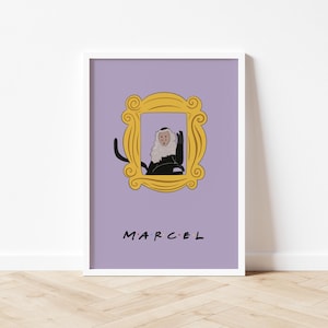 Może przedstawiać: Fioletowe tło z białą ramką wokół żółtej ramki z małpą w środku. Żółta ramka jest repliką kultowej ramki z serialu "Przyjaciele". Tekst "MARCEL" znajduje się pod ramką.