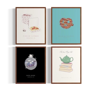 Könnte beinhalten: Vier gerahmte Drucke mit verschiedenen Designs. Der Druck oben links zeigt eine Pizzakarton mit einer Pizza darin und dem Text "Pizza by Alfredo Scranton, PA". Der Druck oben rechts zeigt einen Brezel mit dem Text "Pretzel Hut on the Wharf Scranton, PA". Der Druck unten links zeigt eine Discokugel mit dem Text "Cafe Disco Scranton, PA". Der Druck unten rechts zeigt eine Teekanne auf einem Stapel Bücher mit dem Text "The River Things Club Scranton, PA".