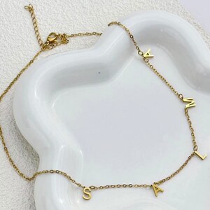 Collar con letras• Collar con nombre en oro • Perfecto para tu look minimalista • Regalos para mamá•Regalo para damas de honor •Joyería hecha a mano• Regalo personalizado