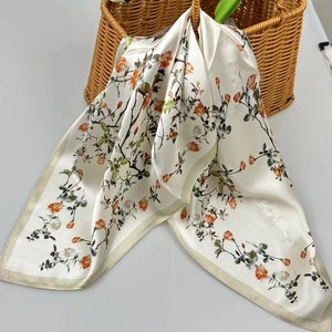 53 cm Quadratischer Schal aus 100% Maulbeerseide, Damenschal, Modeschal, Bandana, Stirnband, Taschenaccessoire, Geschenkidee Beige Blumen, Geschenk