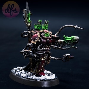 Könnte beinhalten: Detaillierte Miniaturfigur einer Science-Fiction-Figur, hauptsächlich rot und gold, mit leuchtend grünen Akzenten. Die Figur ist auf einem strukturierten Sockel montiert und weist komplizierte mechanische Details und Waffen auf.