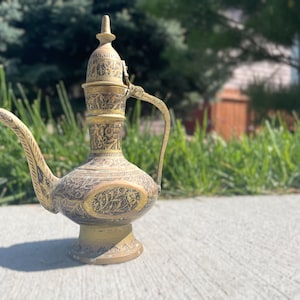 Tetera pequeña india vintage de latón con hermoso diseño botánico y pátina envejecida para Boho Space Antique de India de LPUniquities