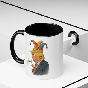 No hay reyes, solo payasos - Taza de café con sátira política, imagen de Trump, corona de bufón, caricatura caprichosa, hombre exasperado, acuarela