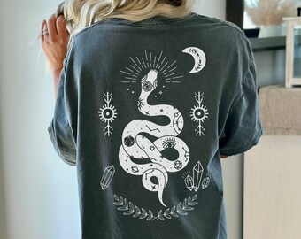 Chemise serpent mystique Chemise serpent céleste T-shirt serpent spirituel Chemise esthétique lune et cristal Imprimé dans le dos Couleurs confortables T-shirt surdimensionné