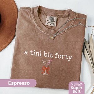 T-shirt 40e anniversaire Comfort Colors : chemise Tini Bit 40, t-shirt coquette cocktail Martini