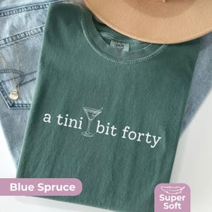 Chemise Tini Bit 40 couleurs confort, chemise martini anniversaire drôle pour meilleure amie, t-shirt 40e tendance pour femme ou soeur, noeud cocktail coquette