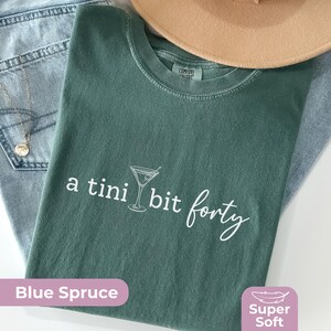 Chemise Tini Bit 40 couleurs confort, chemise martini anniversaire drôle pour meilleure amie, t-shirt 40e tendance pour femme ou soeur, noeud cocktail coquette