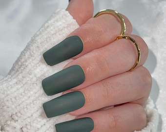 Matgroene eenvoudige kerstpers op nagels