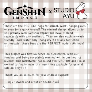 Pode incluir: Uma ilustra&ccedil;&atilde;o digital de um coelho branco com um la&ccedil;o vermelho, segurando um cartaz que diz "Genshin Impact x Studio Ayu". O texto abaixo da imagem diz "Estas s&atilde;o as bolsas PERFEITAS para a escola, o trabalho, sair ou mesmo para uma r&aacute;pida tarefa! O design minimalista nos permite usar com orgulho Genshin Impact e faz&ecirc;-lo se misturar perfeitamente com qualquer est&eacute;tica. Elas tamb&eacute;m s&atilde;o lav&aacute;veis na m&aacute;quina (apenas &aacute;gua fria, pendurar para secar)! Para qualquer entusiasta de fanfiction, essas bolsas s&atilde;o o visual AU moderno PERFEITO! Este projeto foi lan&ccedil;ado pela primeira vez no Kickstarter, e nossa meta de financiamento foi alcan&ccedil;ada em menos de uma hora! Este Kickstarter arrecadou mais de 10.000 USD e estou t&atilde;o animada para finalmente tornar esta linha de produtos dispon&iacute;vel para venda geral no Etsy! :) Obrigado a todos pelo seu apoio infinito! - Ayu (Propriet&aacute;ria e artista do Studio Ayu)"