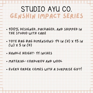 Pode incluir: Um gr&aacute;fico branco e rosa em um fundo quadriculado com o texto "STUDIO AYU CO. GENSHIN IMPACT SERIES". O gr&aacute;fico lista detalhes sobre uma bolsa tote, incluindo dimens&otilde;es, material e um presente surpresa.