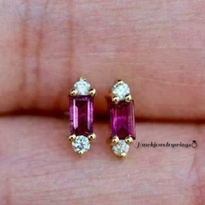 Peut inclure: Une paire de boucles d'oreilles en or avec une pierre rectangulaire rose et deux petites pierres rondes blanches sur chaque boucle d'oreille.