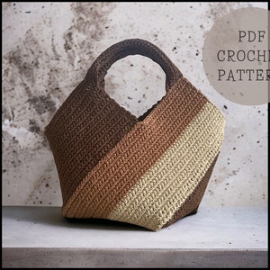 Puede incluir: Un patrón de crochet para una bolsa en formato PDF. La bolsa está hecha con hilo marrón, beige y beige claro y tiene un diseño simple y moderno.