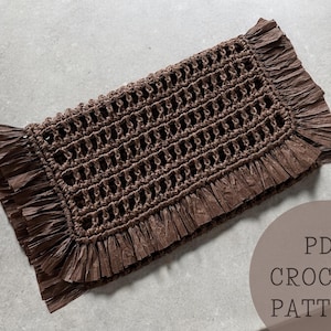 Op de afbeelding: Een bruine gehaakte tas met een gerimpelde rand. PDF CROCHET PATTERN staat op een bruine cirkel in de rechterbenedenhoek van de afbeelding.