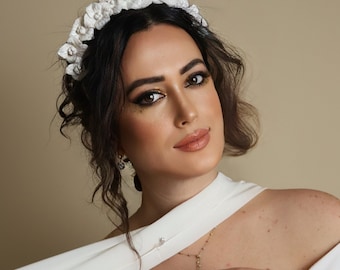 Tiara z kwiatów z gliny porcelanowej