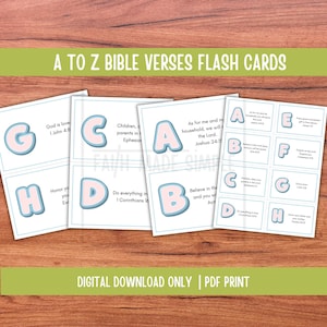 Può includere: Flash card con versetti biblici dalla A alla Z. Ogni carta presenta una lettera azzurra e un riferimento biblico. Le carte sono disposte su una superficie di legno. Il testo "DIGITAL DOWNLOAD ONLY | PDF PRINT" è visibile.