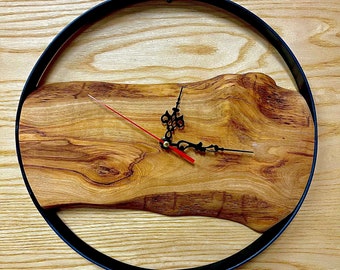 Horloge en bois d'olivier et fer