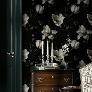 Carta da parati con fiori in bianco e nero / Carta da parati botanica suggestiva / Decorazione floreale di lusso da staccare e attaccare