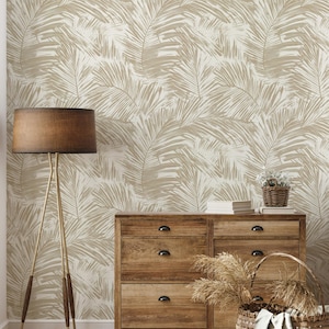 Carta da parati a foglie di palma, elegante e raffinata, beige neutro e crema, staccabile e attaccabile, ideale per decorazioni tropicali e costiere.