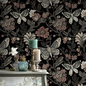 Vintage Motten und Blumenmuster Tapete - Dunkelromantisches botanisches Design für ein elegantes Wohndekor