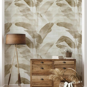 Carta da parati adesiva beige e bianca con foglie di banana tropicali, elegante design botanico per il soggiorno