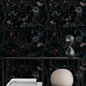 Dunkle florale botanische Tapete - schwarzer Hintergrund, komplizierte Blumen und Blätter, elegantes Natur-Wandbild