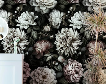 Papel pintado floral elegante y oscuro, autoadhesivo, con fondo negro, flores blancas, rosas y crema, y un sofisticado mural de diseño botánico.