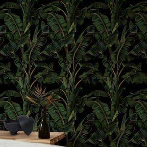 Carta da parati con foglie di banano - Sfondo nero, design tropicale lussureggiante, elegante murale in stile giungla