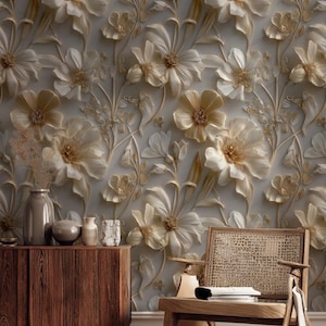 Puede incluir: Una pared con un patrón floral repetitivo en tonos crema y beige. Las flores son grandes y detalladas, con un efecto 3D. Un mueble de madera, jarrones y una silla están en primer plano, añadiendo profundidad a la escena.